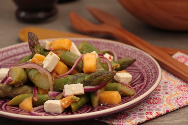 Spargel-Mango-Salat mit Schafskäse und roten Zwiebeln | heissundinnig.com